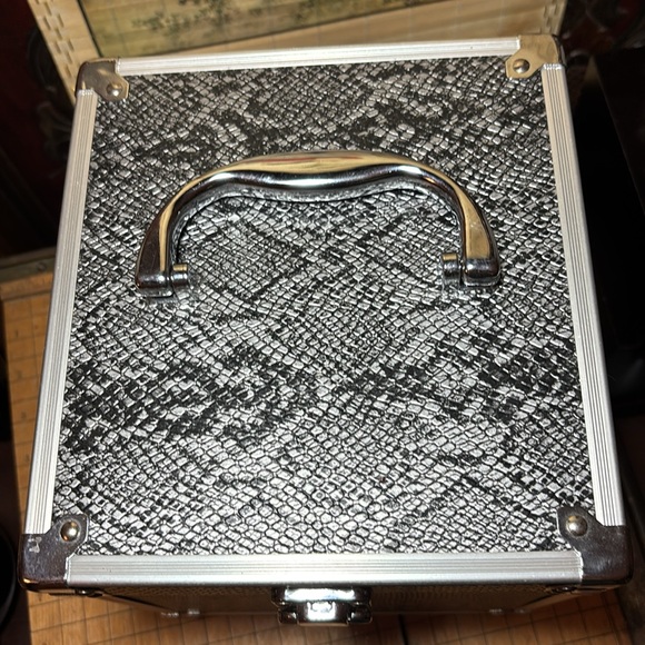 Black Silver Snake Skin Reptile Makeup Hair Tools Carrier Case 8.5”Hx7.5”Dx7”L - Picture 5 of 10